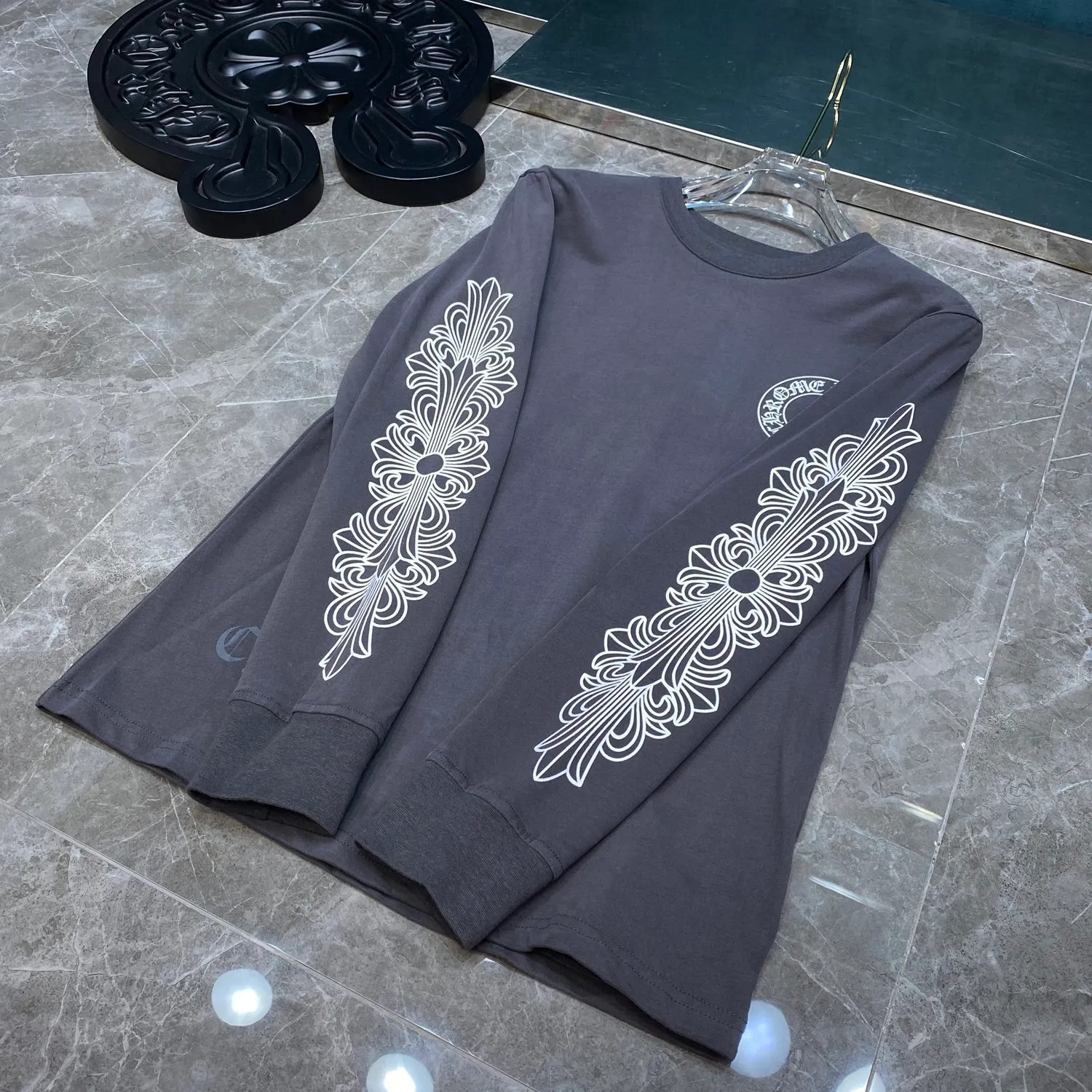 P160 Chrome Hearts 🍁Long T series🍁 Available simultaneously at counters Chrome simple letter slogan ⭐ long-sleeved T-shirt Specially customized original 1:1 high weight comfortable fabric Recommended color: customized red Code numbers: S, M, L, XL